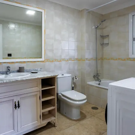 Emilia - Cristianos, Heated Pool, Spacious Terrace, Fibre Net, Tv Channels Los Cristianos (Tenerife)